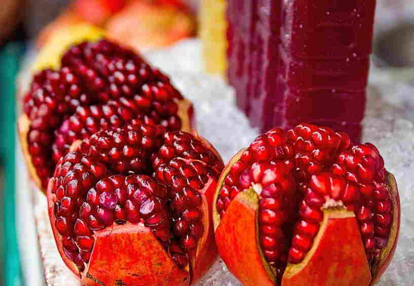 what does pomegranate seeds taste like